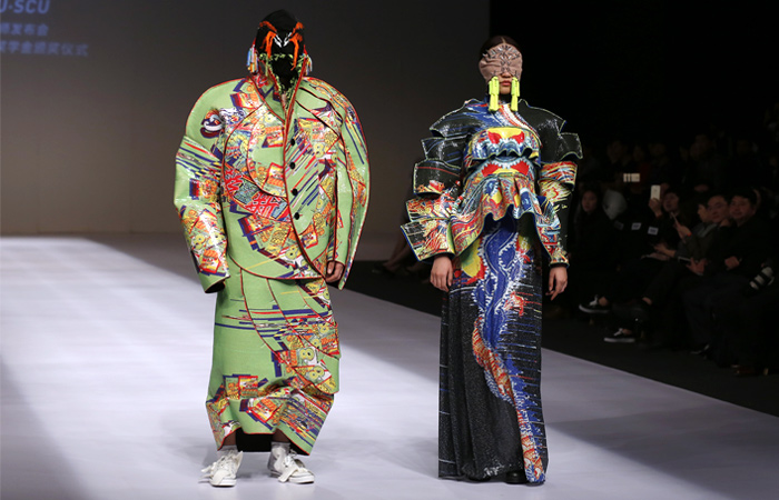 В столице Китая прошел показ творений выпускников Пекинского института модных технологий в рамках Mercedes-Benz China Fashion Week