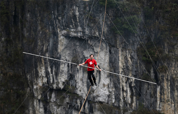 В Китае прошли соревнования в ходьбе по канату