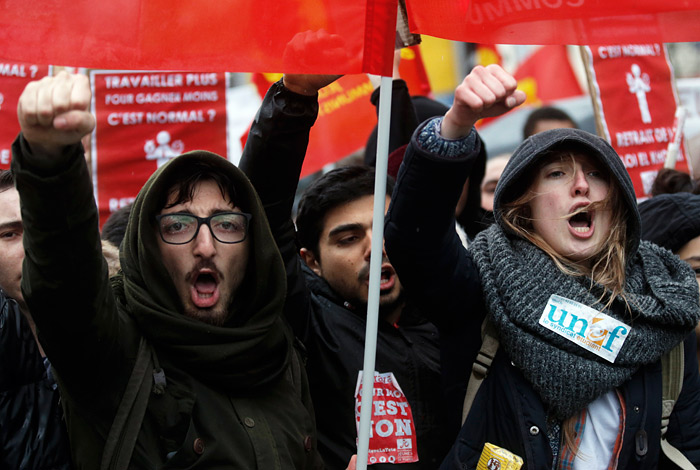 Многотысячные акции протеста против проекта реформы трудового законодательства прошли в четверг примерно в 40 городах Франции. Согласно официальным данным властей, за пределами Парижа в демонстрациях приняли участие более 153 тыс. человек. В ряде городов произошли столкновения демонстрантов с полицией. Французы протестуют против проекта реформы трудового кодекса в случае утверждения которого работодатели смогут увеличивать количество рабочих часов и договариваться об оплате сверхурочных напрямую с сотрудниками, минуя профсоюзы. Также реформа предусматривает упрощение процедуры увольнения работников.