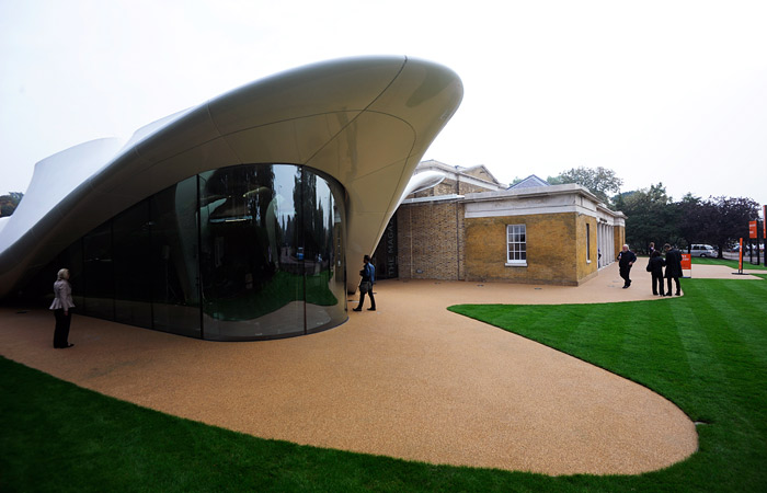 Художественная галерея на территории королевского парка в Кенсингтоне. Лондон.