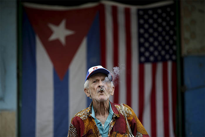 Паскаль Монтеро, как и многие кубинцы, возлагает большие надежды на перспективы, открывающиеся в связи с потеплением в американо-кубинских отношениях. А пока - сигара и фото на фоне флагов двух стран, наконец-то повернувшихся друг к другу. Население Кубы считает историческим недавний визит президента США Барака Обамы на Кубу и ждет, что этот визит изменит их жизни к лучшему.