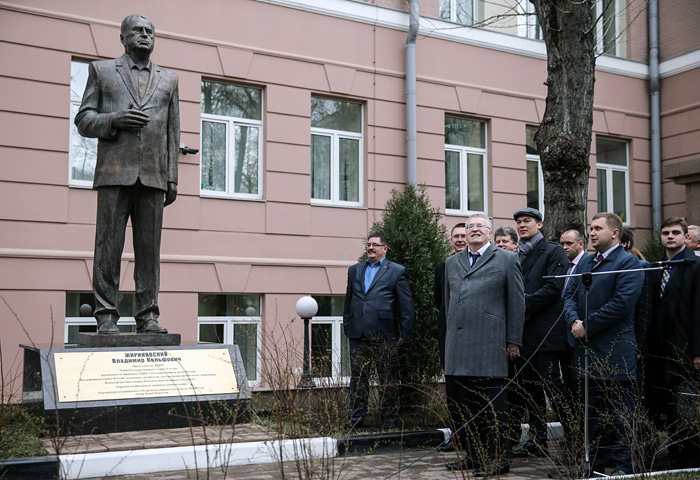 В Москве открыли памятник Владимиру Жириновскому. Трехметровая статуя лидера ЛДПР была отлита из бронзы в качестве подарка от Зураба Церетели на 70-летний юбилей.