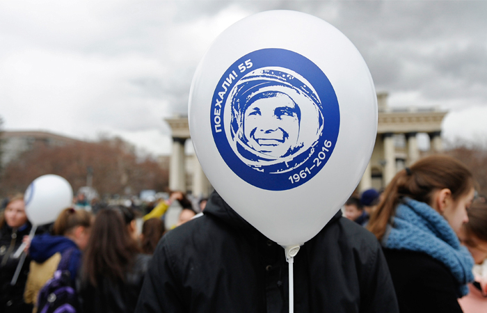 Участники флешмоба "Подними голову!" , посвященный 55-летию первого полета человека в космос