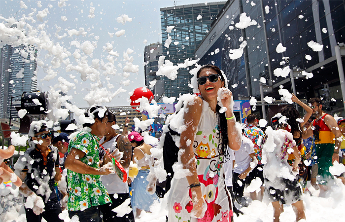 Жители Таиланда продолжают отмечать буддийский праздник Сонгкран - тайский Новый год. Главной традицией трехдневного торжества является обливание водой, как символический знак очищения от грехов старого года. В честь праздника на улицах устраивают музыкальные фестивали и пенные вечеринки.