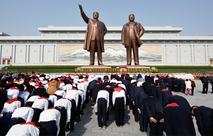 Северная Корея отмечает 104-ю годовщину со дня рождения основателя КНДР Ким Ир Сена, которого в стране называют "солнцем нации". Бесконечный поток людей в этот день приходит к памятникам Ким Ир Сена и Ким Чен Ира в Пхеньяне, чтобы поклониться вождю.