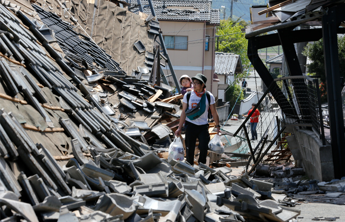 Японские власти начали ликвидировать последствия масштабного землетрясения, которое произошло в префектуре Кумамото. Жертвами стихии стали девять человек, пострадали более 800 местных жителей.