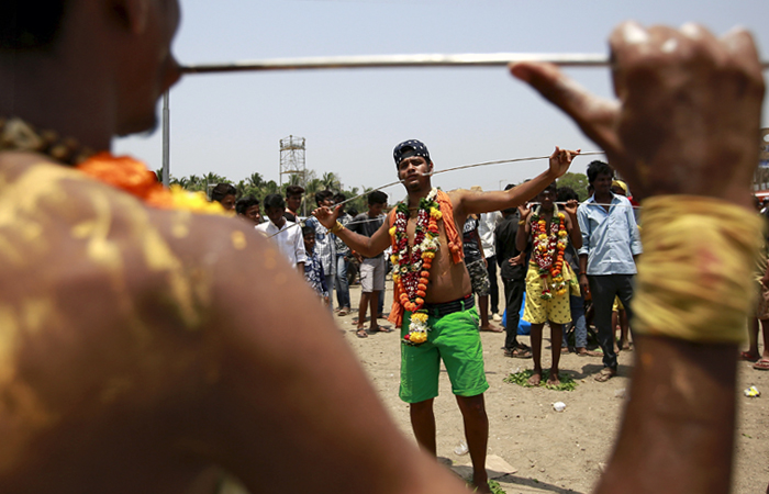 На западе Индии в городе Мумбаи прошли ритуалы самоистязания, посвященные богине Мариамман, которая, согласно индуистским верованиям,  считается защитницей от болезней и эпидемий