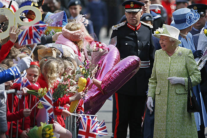 В честь своего 90-летия Королева Елизавета прогулялась по Винздору, собирая поздравления и самые лучшие пожелания от горячо любимых подданных