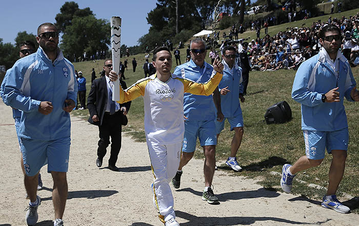 5 августа после традиционной церемонии в греческом городе Олимпия огонь прибудет на бразильский стадион "Маракана", на котором и состоится церемония открытия Олимпийских игр 2016.