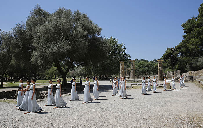 Традиционный огонь Олимпиады был зажжен в храме богини Геры от солнца при помощи специальной призмы
