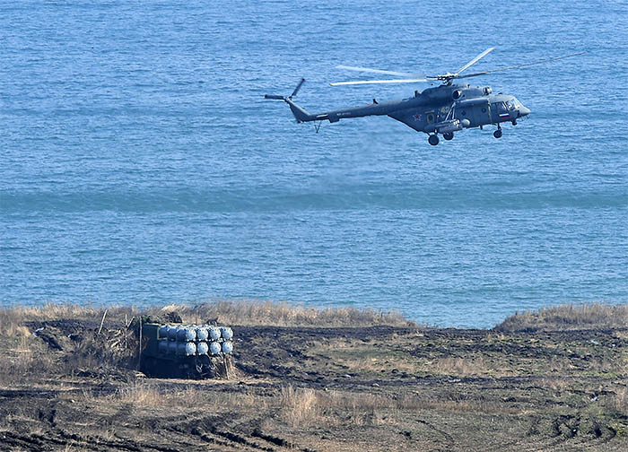 В учении задействовано более 2 тыс. военнослужащих и до 500 единиц военной и специальной техники. 
На фото: Вертолет Ми-8АМТШ военно-транспортной авиации ВВО на межвидовых учениях армейских и флотских подразделений Восточного военного округа на морском десантном полигоне "Клерк"