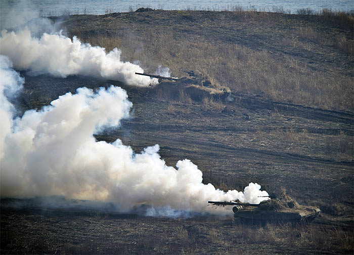 Танки Т-72Б во время межвидовых учений армейских и флотских подразделений Восточного военного округа на морском десантном полигоне "Клерк"