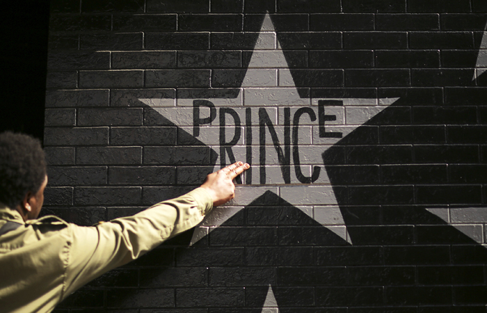Акции памяти в честь легендарного певца Принса проходят в  городах США. Американский певец Принс умер 21 апреля на 57-м году жизни.