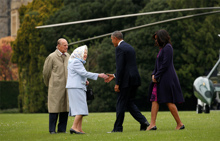 Барак Обама стал первым зарубежным лидером, который удостоился чести лично поздравить Елизавету II с прошедшим накануне юбилеем. Президент США и его супруга прибыли в Виндзорский замок, где их встретили Елизавета II и принц Филипп.
