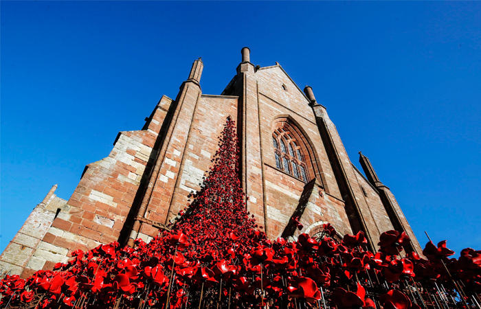 В Шотландии у собора святого Магнуса установили инсталляцию из керамических красных маков в честь 100-летия Ютландского сражения