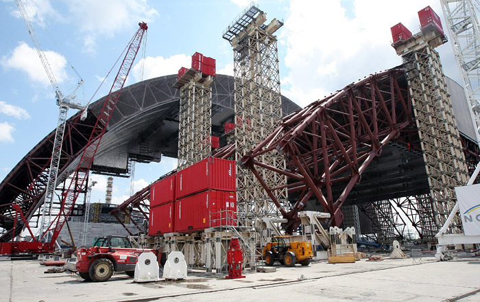 Вид на строительную площадку нового саркофага для четвертого энергоблока