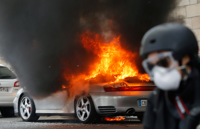 Французские профсоюзы и молодежные движения проводят масштабные акции протеста против реформы трудового законодательства, разработанной министром труда Мириам Эль-Комри. Законопроект дает возможность работодателям увеличивать количество рабочих часов и договариваться об оплате сверхурочных напрямую с сотрудниками, минуя профсоюзы. Участники протестов призывают сторонников мобилизовать силы в преддверии очередного обсуждения законопроекта в парламенте, назначенного на 3 мая.