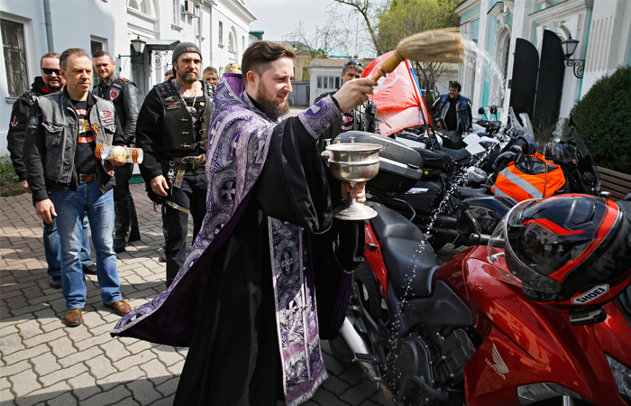 Участники мотоклуба "Ночные волки" готовятся к традиционному маршу "Дороги Победы - на Берлин", посвященному 71-й годовщине победы в Великой Отечественной войне. Мотопробег стартует 29 апреля в Москве и пройдет по территории России, Белоруссии, Польши, Словакии, Австрии, Чехии и Германии.