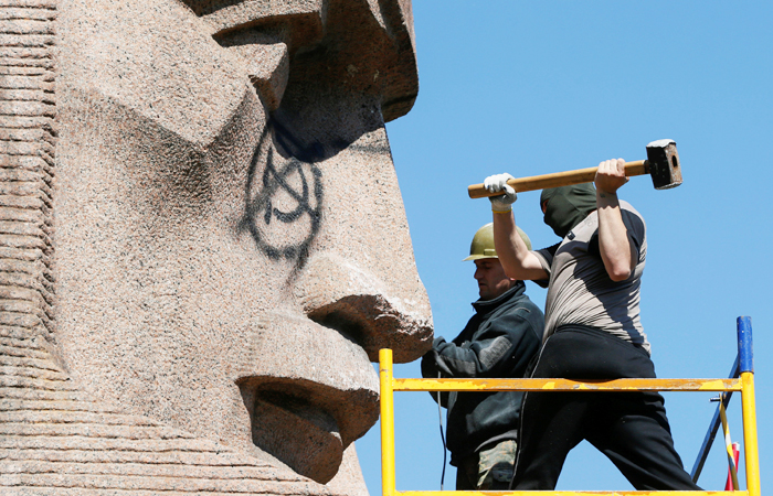 В Киеве активисты попытались разрушить коммунистический памятник чекистам на Лыбидской площади