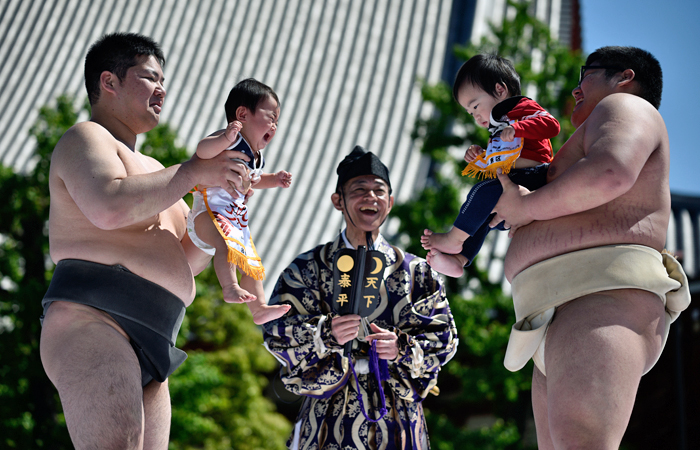 На территории древнего буддийского храма Сэнсодзи в Токио прошел ежегодный фестиваль плачущих детей. Во время турнира борцы сумо выносят малышей на арену, поднимают высоко над землей и пытаются вызвать у них плач. Победителем признается тот ребенок, кто заплачет первым. В мероприятии приняли участие свыше 100 детей.