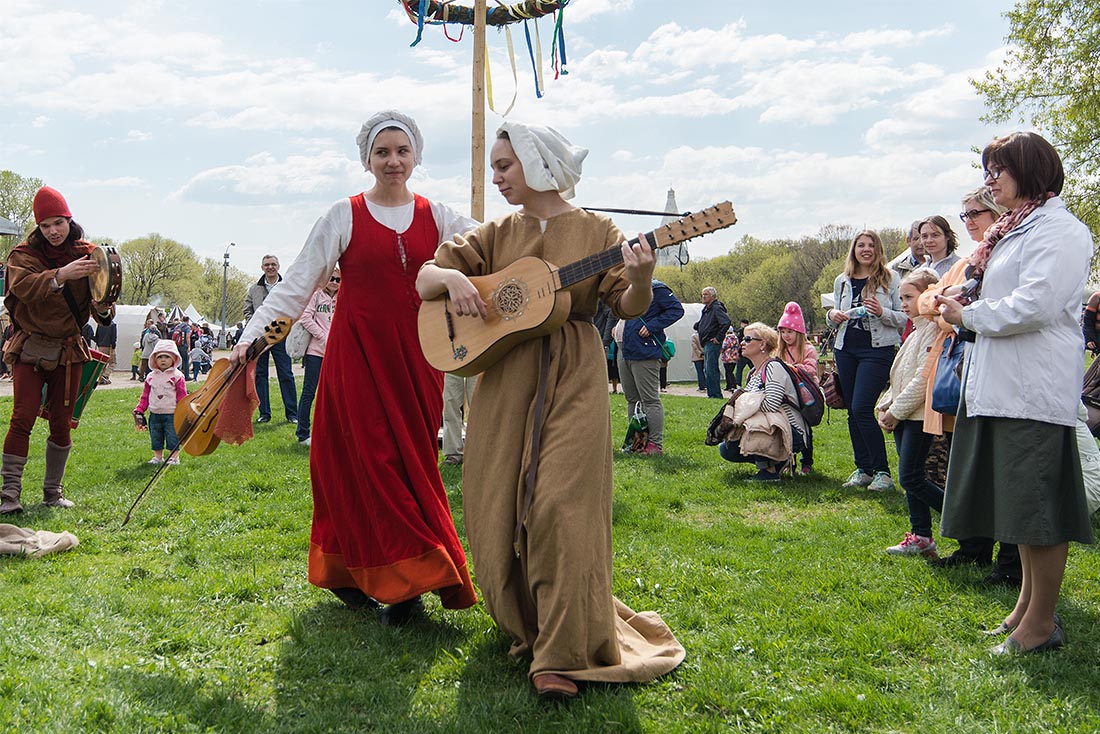 "Турнир Святого Георгия" снова в Москве. На подходах к ристалищу участники в одеждах из далекого прошлого показывают посетителям как развлекались люди, пока не изобрели революцию и фейсбук.