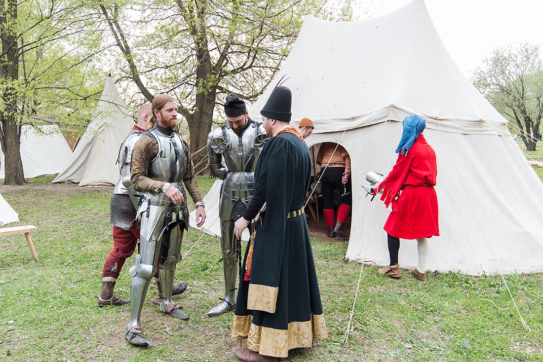 В парке этим ребятам точно не дали бы проходу. И толпа зевак, сдерживаемых у ворот оруженосцами, тому подтверждение.