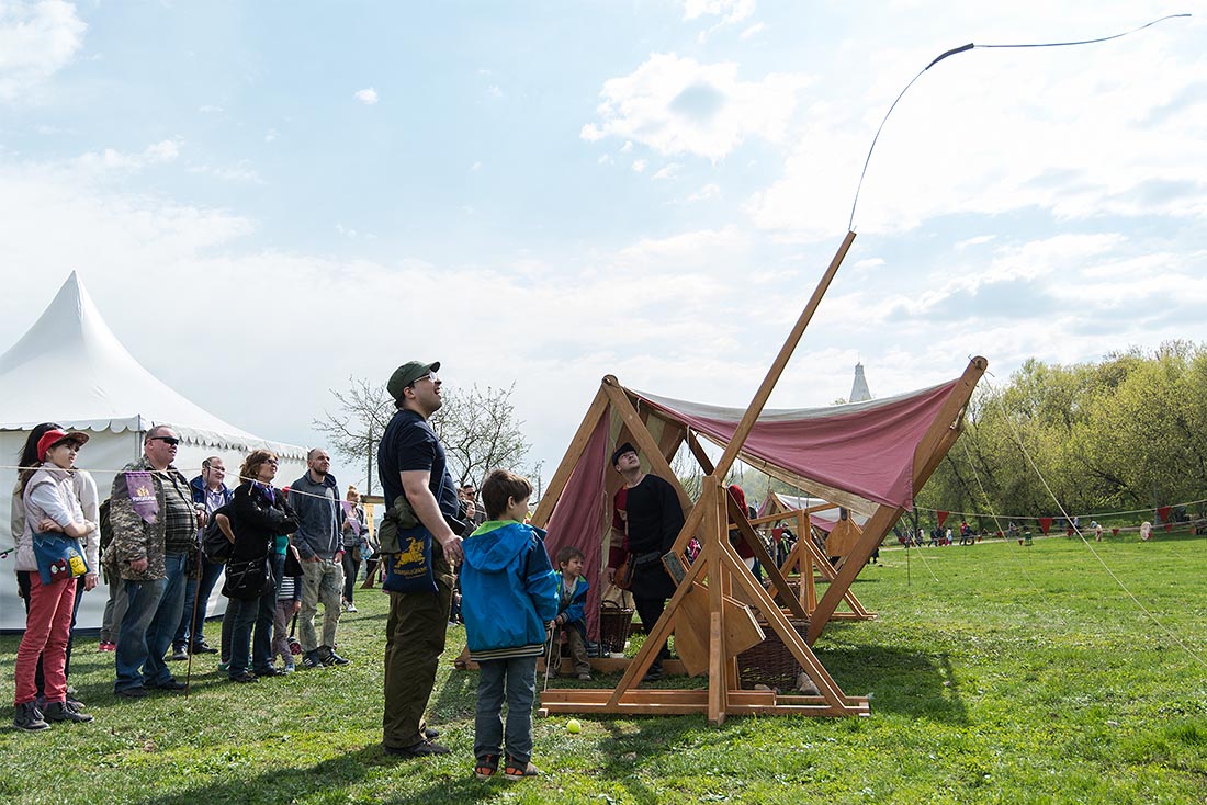 В перерывах между представлениями есть чем заняться. На ярмарке средневекового выходного дня вам предложат пострелять из требушета, приобрести доспехи или оружие из далекой эпохи.