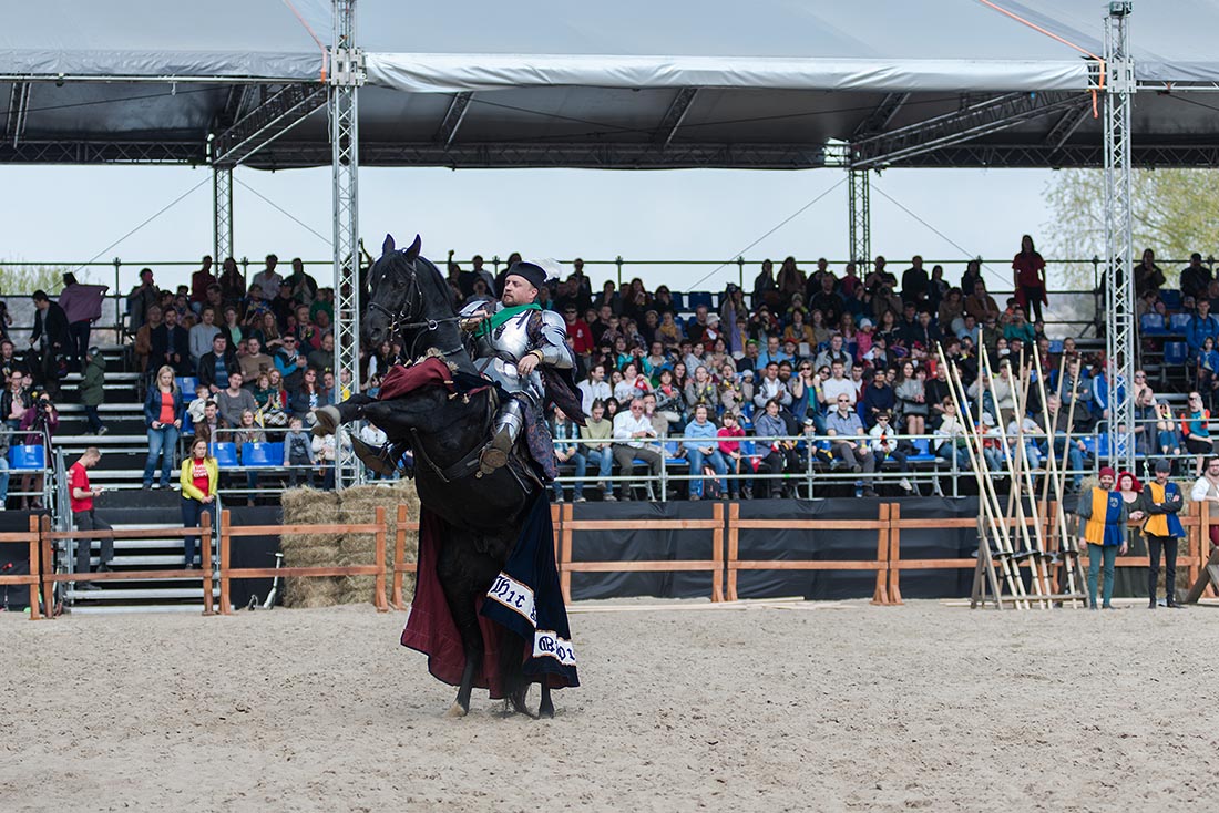 Эффектный выход. Условие участия в турнире - только исторические доспехи. Такие же когда-то носили и настоящие рыцари. Чтобы надеть доспехи, нужен помощник. А то и два.