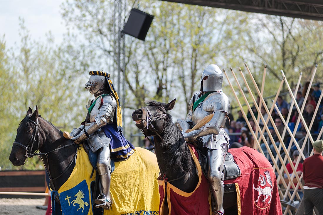 В перерывах между поединками рыцари отправляются в свой лагерь, куда вход простым посетителям заказан