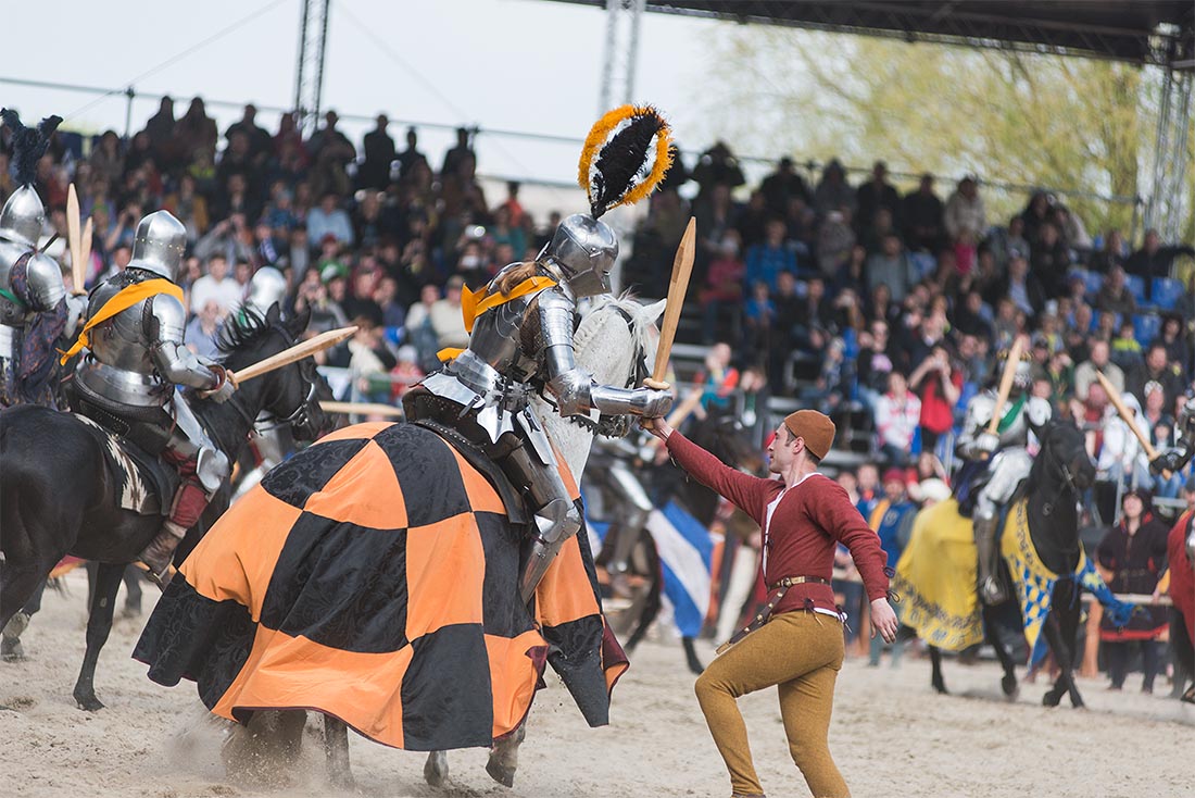 И вот как раз в случае потери оружия на помощь приходит оруженосец. Бой не прерывается для его появления, подать оружие своему компаньону он должен прямо в разгаре битвы. Опасная, видимо, работа была.