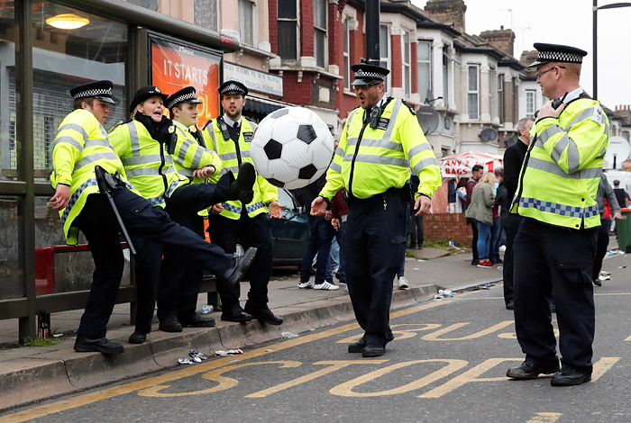Полицейские перед матчем "Вест Хэм" - "Манчестер Юнайтед" в Лондоне