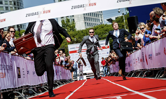 Ежегодный благотворительный забег в костюмах в Амстердаме. Нидерланды.