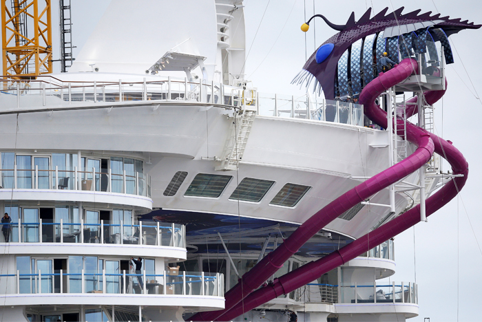 Отличительной особенностью нового корабля стало наличие на нем водной горки, которая проходит через 10 палуб