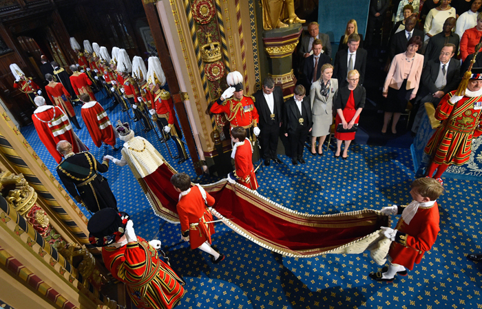 В Лондоне королева Елизавета II открыла новую сессию парламента Великобритании. В тронной речи были изложены главные политические направления работы на следующий год. По традиции в этот день королева одела государственный наряд - платье кремового цвета с 6-метровым шлейфом и мантию из горностая. В него Елизавета II облачается только один раз в году.