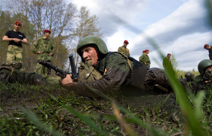 Испытания на право ношения крапового берета среди военнослужащих внутренних войск МВД России прошли на базе учебного центра "Горный" в Новосибирской области