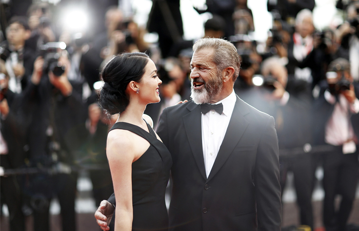 Актер Мэл Гибсон и Розалинд Росс на красной дорожке 69-го Каннского кинофестиваля