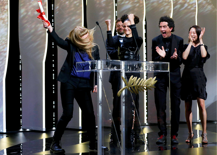 Британский режиссер Андреа Арнольд (слева) принимает награду за лучшую режиссуру (фильм "Американский мед")