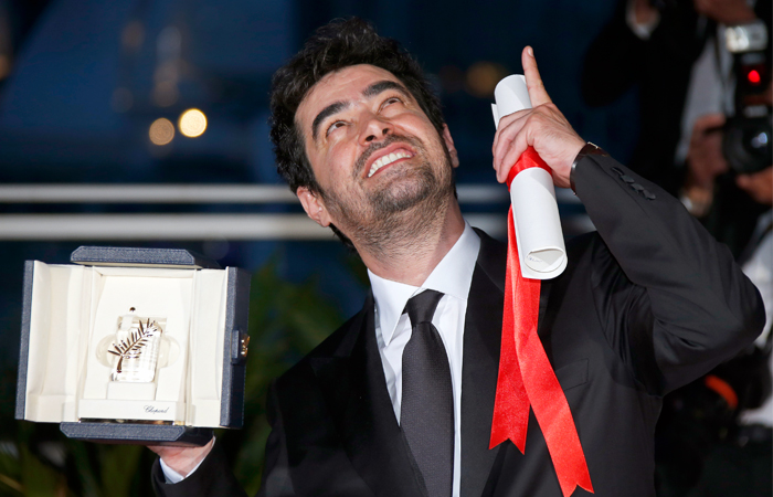 Иранский актер Шахаб Хоссейни с наградой за лучшую мужскую роль в фильме "Коммивояжер"