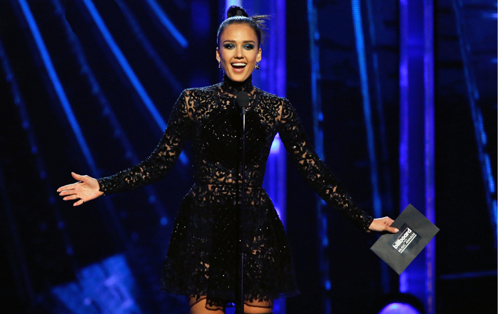 Актриса Джессика Альба объявляет номинантов премии Billboard Music Awards