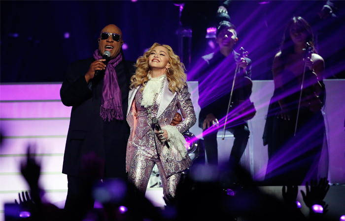 Американский соул-певец Стиви Уандер с королевой поп-музыки Мадонной