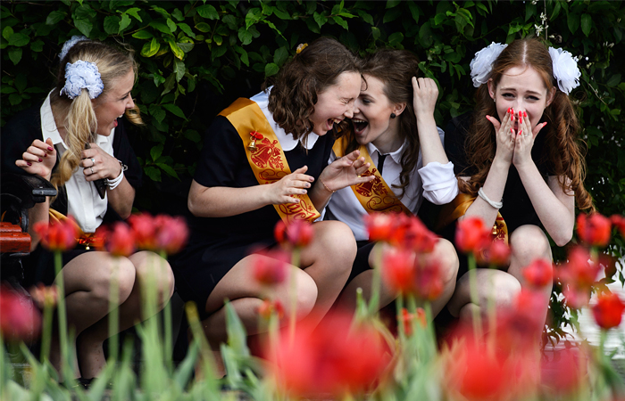 Последние звонки прозвенели во вторник для выпускников школ в большинстве регионов России