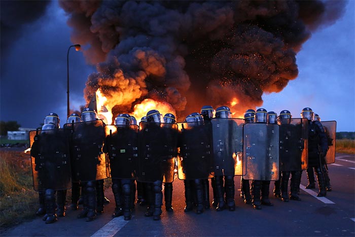 Во Франции тоже протесты. Наверное, день такой.