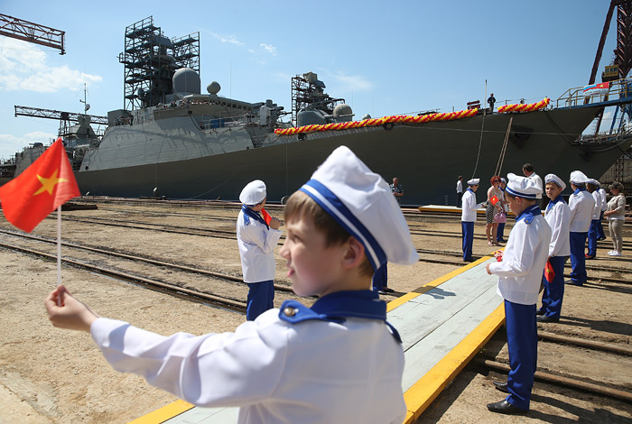 В Зеленодольске состоялась церемония спуска на воду второго корабля второй пары фрегатов типа "Гепард - 3.9", предназначенного для ВМС Вьетнама. "Фрегаты "Гепард-3.9" предназначены для выполнения задач борьбы с воздушным, подводным и надводным противником, освещения надводной и подводной обстановки, постановки активных и пассивных помех, минных заграждений, сопровождения и охраны конвоев, охраны и патрулирования государственной границы и экономической зоны, борьбы с контрабандой, браконьерством и пиратством, оказания помощи терпящим бедствие судам, поиска и спасения людей в море". Первая пара "Гепардов" поставлена Вьетнаму в 2011-2012 годах. Контракт на строительство второй пары с противолодочным вооружением был подписан в 2012 году. Передача кораблей запланирована на 2017 и 2018 годы.