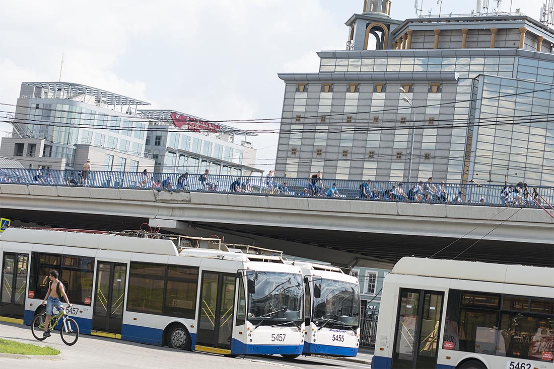 Пока по Садовому едут на мускульной тяге, традиционные городские транспортные средства отдыхают