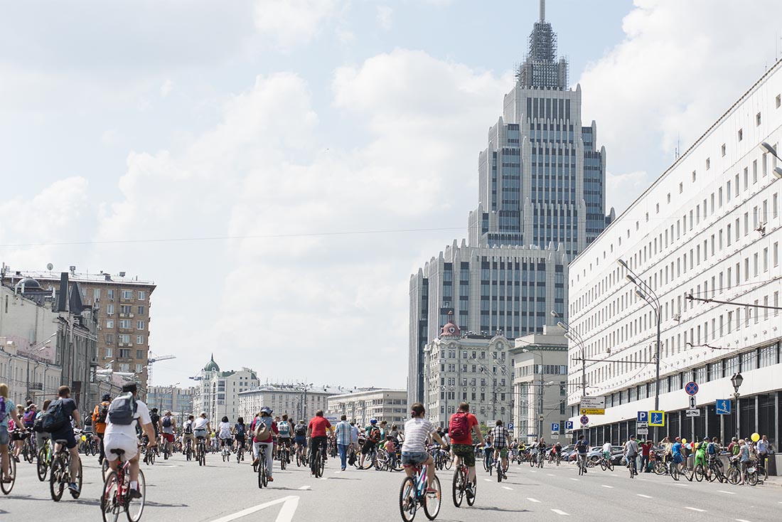 Как сообщается на официальном сайте мероприятия, проведение большого велопарада по центру Москвы призвано привлечь внимание горожан к проблемам городской среды и демонстрации "супервозможности и удобства велотранспорта".