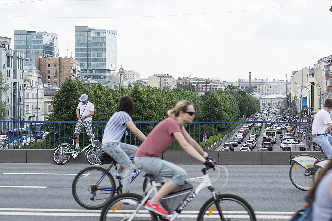 Приятно с ветерком прокатиться над автомобильной пробкой