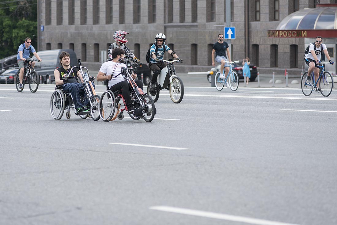 "Последнее воскресенье мая стало Всероссийским днем велопарада. Но одним организаторы не ограничились: в этом году парадов четыре, - рассказали в мэрии. - В первом, который прошел 9 января, участвовали три тысячи человек. 2 июля в Москве устроят ночной велопарад. Еще один намечен на День города, 4 сентября".
