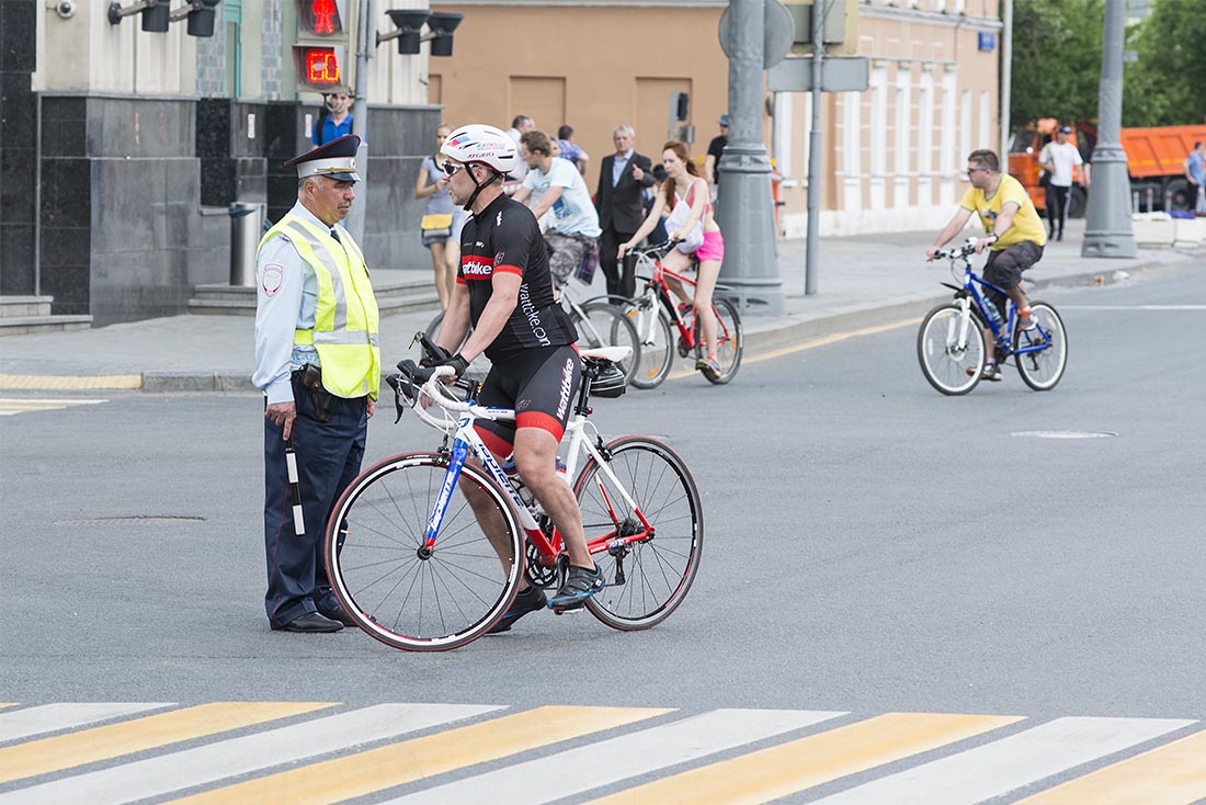 В мэрии отметили, что в велопробеге участвовали не только велосипедисты, но также и обладатели самокатов, скейтбордов и роликов. Так же можно было просто прогуляться по одной из главных московских улиц пешком.