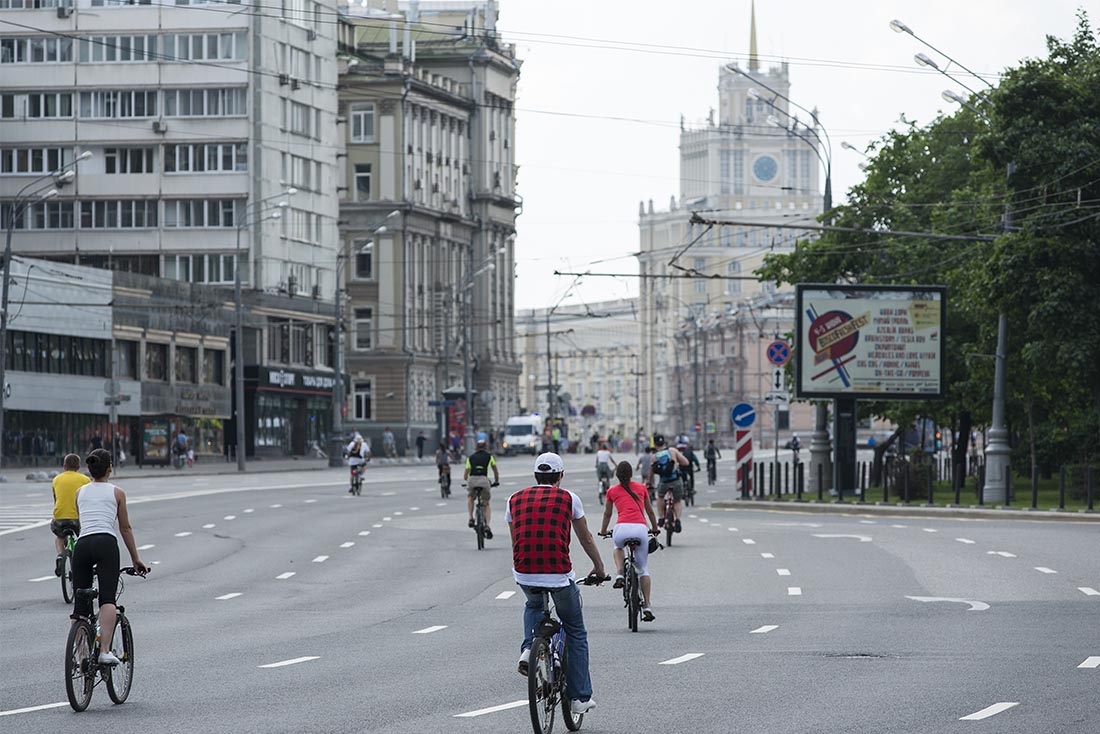 Парад стартовал с проспекта Академика Сахарова в 13:00. В связи с этим до окончания мероприятия (около 17:00) будут перекрыты для движения транспорта, в том числе и общественного, Садовое кольцо в обе стороны и прилегающие к нему улицы.