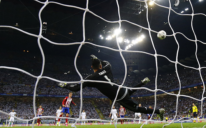 Футболист "Атлетико" Антуан Гризман не забивает пенальти во втором тайме